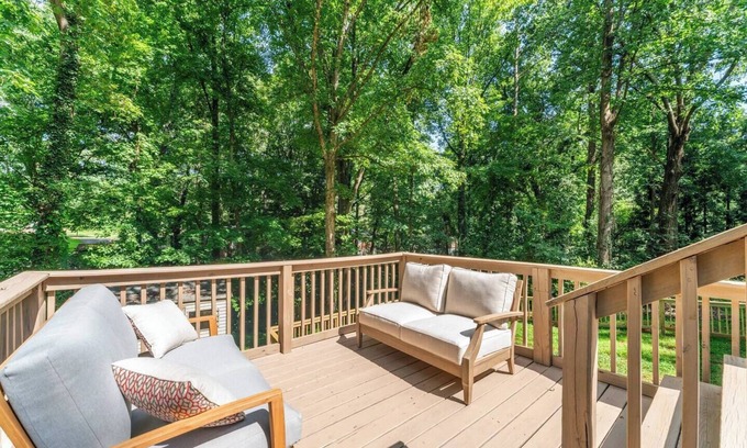 Doraville House | Tranquil Modern 3-BD Retreat in Foodie Paradise!