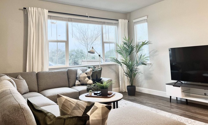 East Roseville Parkway House | Tranquil Modern Vacation Home - Scenic Valley View