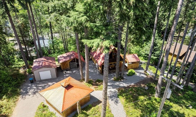 Paradise Estates Cabin | Tranquil Mountain Escape / 2BR Haven w/ Hot tub!