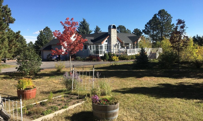 Monument House | Tranquil Palmer Divide Residence-Sleeps 10 in beds, family friendly, clean.