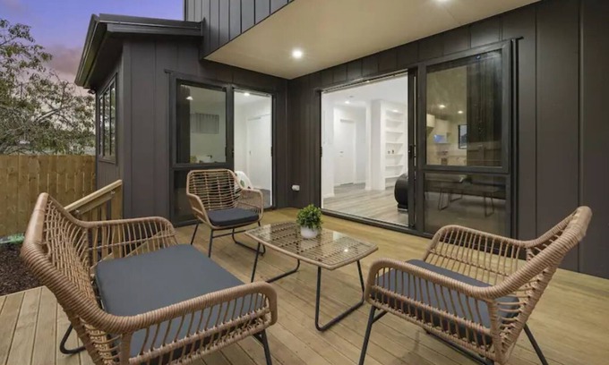 Otahuhu House | Tranquil Parkside by Sylvia Park