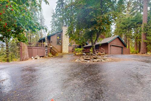 Shaver Lake House | Tranquil Pines Retreat