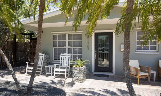 Midtown House | Tranquil Retreat by the Beach-4 bedroom 3 bath home w/private pool, parking
