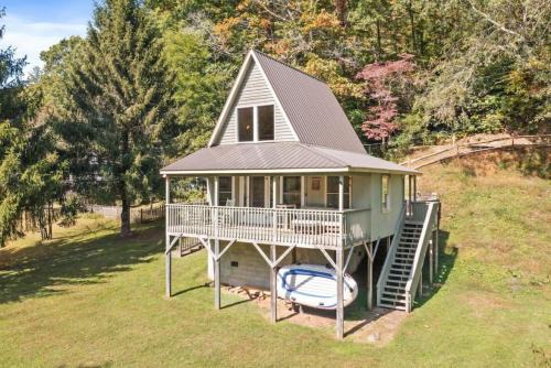 West Jefferson House | Tranquil Riverfront Living at Sasquatch Cabin!
