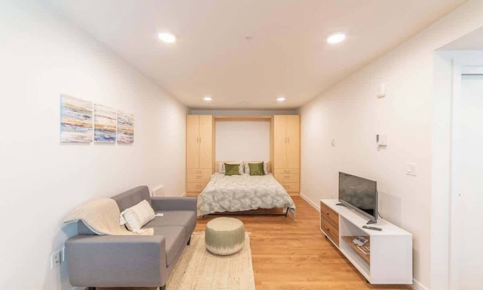 Broadway Condo | Tranquil Studio with City Views Seattle