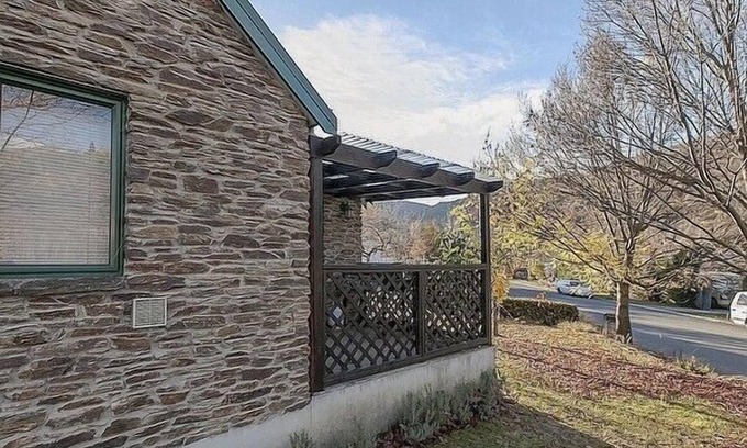 Arrowtown Cottage | Tranquil Tipperary - Arrowtown Holiday Home
