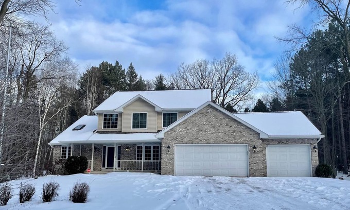 Suamico House | Tranquil Woods on Pine Lane