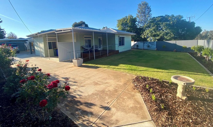 Bookpurnong House | Tranquility on Tobruk- Pet & Family friendly Accommodation