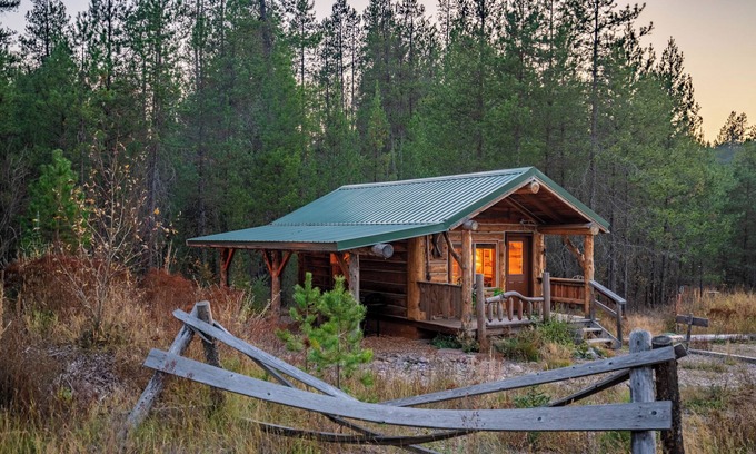 Coram Cabin | Trapper's Cabin, 7 Min to Glacier, Dogs Welcome