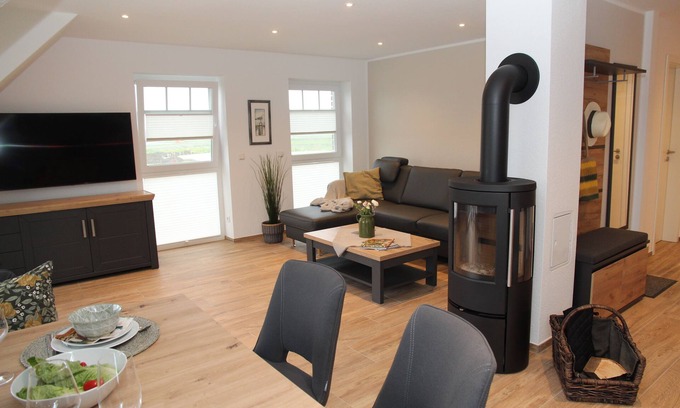 Greetsiel Apartment | Traumhafte Ferienwohnung mit Balkon am Wasser!