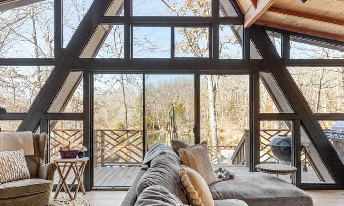 Innsbrook House | Trautwein Lake Cove w/Hot Tub by StayLage