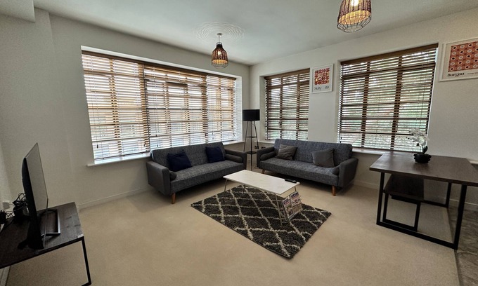 Rushmoor District Apartment | Travaal.com - FREE-WIFI-NETFLIX-PARKING - 2 Bedroom Apartment - Farnborough