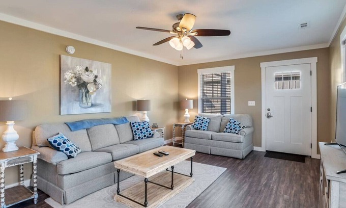 Fairview Apartment | Traveler's Fairview Haven