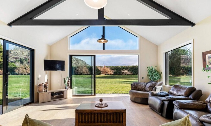 Arrow Junction House | TRAVELLERS RETREAT | LIVE THE DREAM
