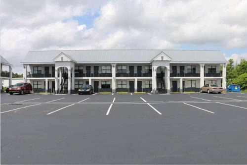 Calhoun Hotel | Travelodge by Wyndham Calhoun South I-75