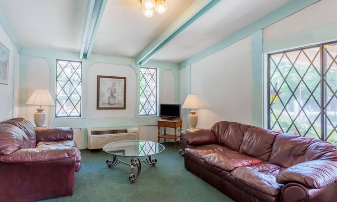 Elkton Hotel | Travelodge by Wyndham Elkton University Area