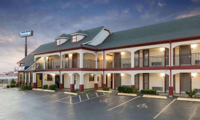 Norman Hotel | Travelodge Inn & Suites by Wyndham Norman