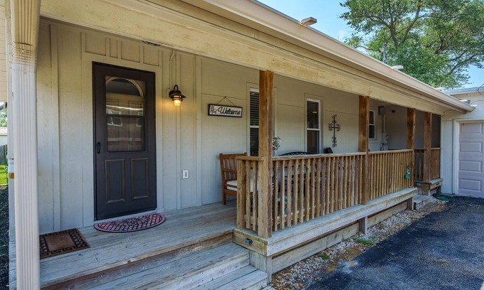Harbor Oaks House | Traylor Landing - Beautiful Home Centrally Located Between Rockport and Fulton!