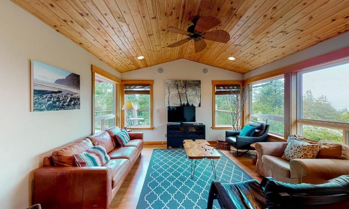Neahkahnie Beach House | Treasure Chest
