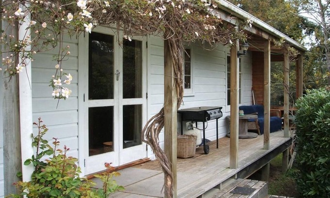 Warrington Cottage | TREE COTTAGE charming, secluded, 20 mins from town