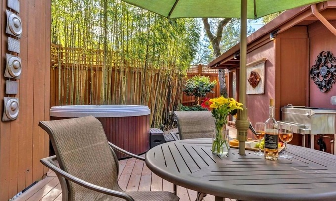 Guerneville House | Tree Fort:FUN Treetop Cabin Perfection! Outdoor TV! EV Charger!HtTb,Decks,Pup