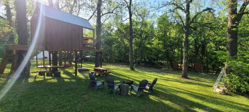 Eureka Springs House | Tree House Glamping Destination near the Ozarks, with River Access for Swimming and Fishing