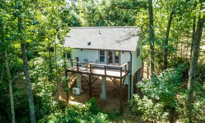 Valley Hill House | Tree-Top 1-Bed Cottage, 3.5 miles to Downtown Hendersonville