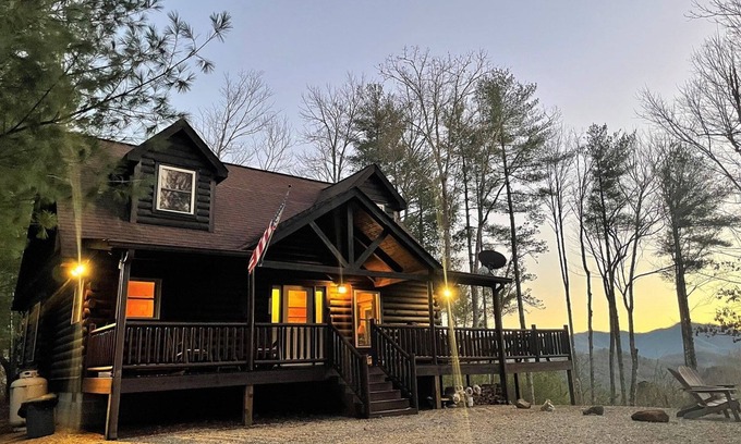Almond Cabin | Tree Top Getaway - Tree Top Getaway close to Fontana Lake and NOC - Free Passes!