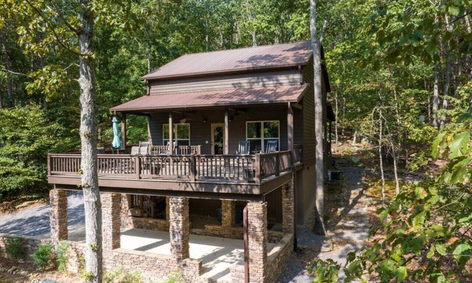 Mentone Cabin | Tree Top Retreat! Hot Tub l 3mi to Desoto Falls