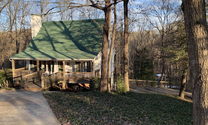 Townville House | Tree Tops Spacious Lake Front Family-Friendly Home