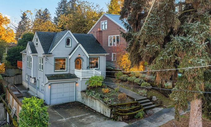 Wallingford Apartment | Treehouse Deck at Green Lake