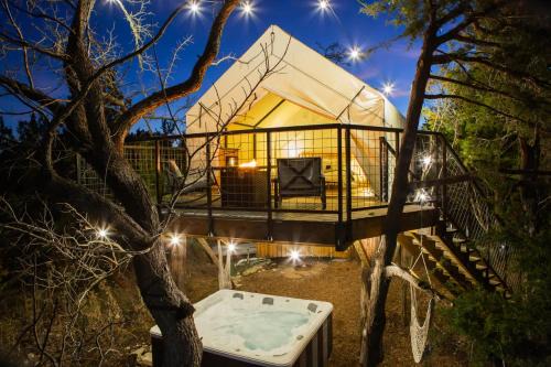 Fredericksburg House | Treehouse Glamping at Pecan Haven W Hot Tub