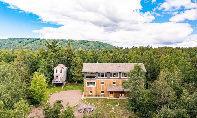 Lutsen House | Treehouse Retreat - Wood Burning Sauna - Scenic Views - Sleeps 12!
