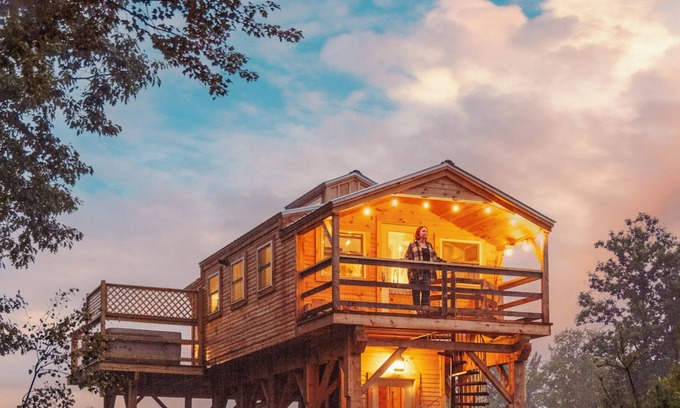 South Londonderry Cabin | Treehouse!