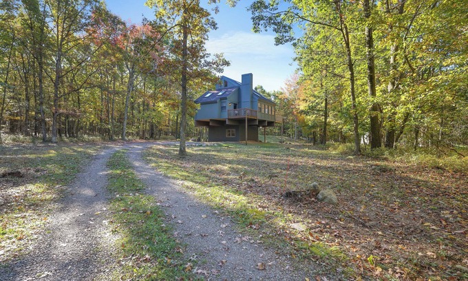 Jim Thorpe Cabin | Treeloft Retreat – 3Bed 4Bath near Jim Thorpe, Ski Resorts, Tank Hollow & More!