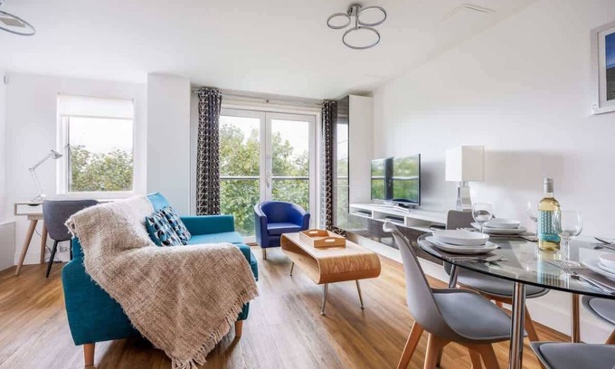 Poole Apartment | Treetops - Moments from Poole Quay