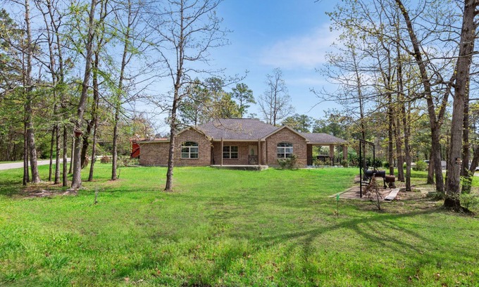 Brookeland House | Tremendous Family Home on the Curve! 3-bedrooms close to the lake and amenities