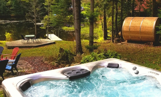 Bracebridge Cottage | Trenanthia "Woody" Cottage: Hot Tub, Sauna, Games Room, Kayaks, Canoes, SUPS ++