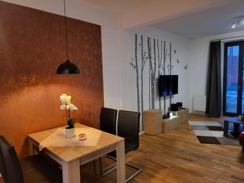 Bahnhofsviertel Apartment | Trendige Stadtwohnung, historisches Haus mit Terrasse und Garten