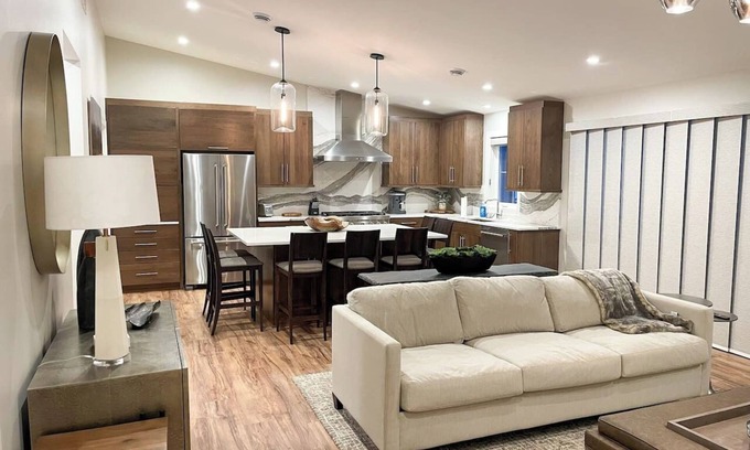 Plymouth House | Trendy 2-bedroom townhouse next to Road America