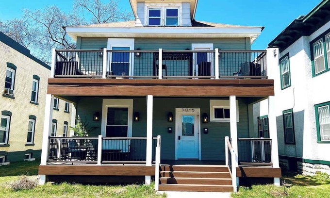 Lyn-Lake Apartment | Trendy and Stylish 3BR Uptown Unit