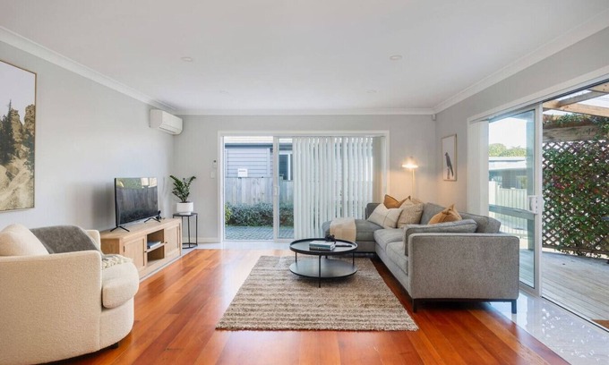 Forrest Hill Apartment | Trendy Castor Bay Apartment