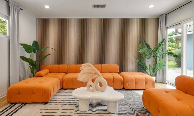 The Plaza House | Trendy Getaway | Hot Tub | 20 mins to Disney