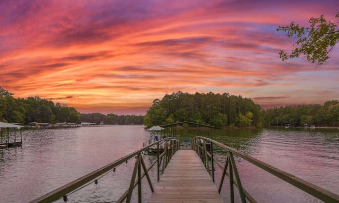 Martin Cabin | Trendy Lake Cabin - New Paddle Boards! Hot Tub, Fire Pit