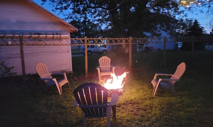 Stevensville House | Trendy Lake Michigan Getaway- Pet Friendly