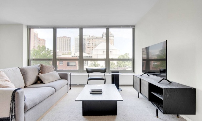 Lake View East Apartment | Trendy Lakeview 1BR w/Deck, Pool & Gym, nr Lincoln Park, by Blueground