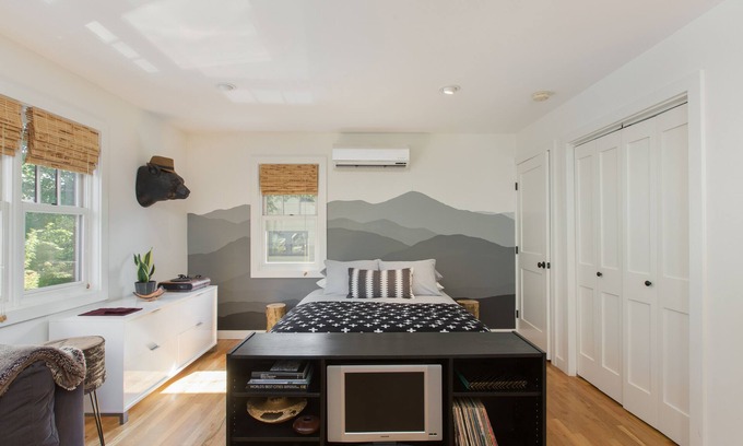 Kenilworth Apartment | Trendy loft steps to historic Biltmore Village, microbreweries, 1 mile downtown