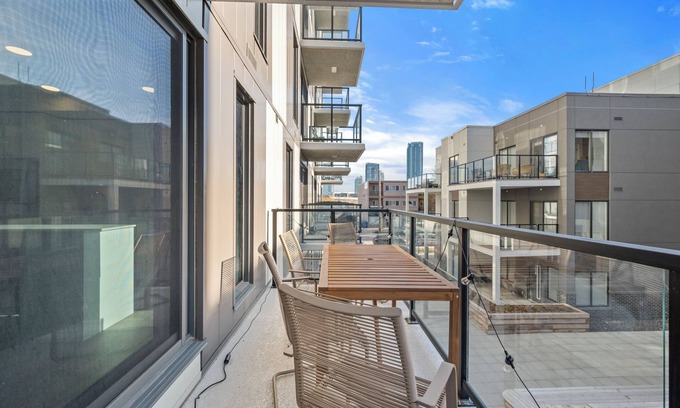 Crescent Heights Apartment | Trendy Neighbourhood | Rooftop Patio | Sofa Bed | Underground Parking
