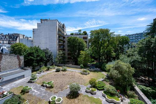 Porte-Dauphine Apartment | Trendy ,quit and chic