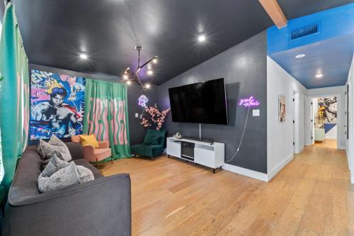 MLK House | Trendy Stay for 12 with Hot Tub Mins to DT 6th St